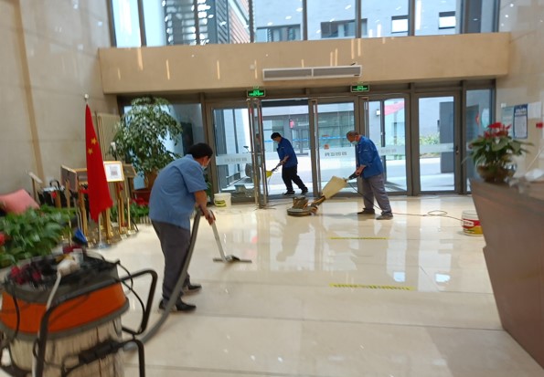 结晶小团队工作中